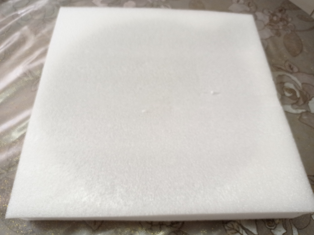 Кусок пароллона для отражения света