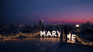 Романтическое предложение на крыше Москвы: он опускается на одно колено, глаза в глаза, и звучит её долгожданное «Да».