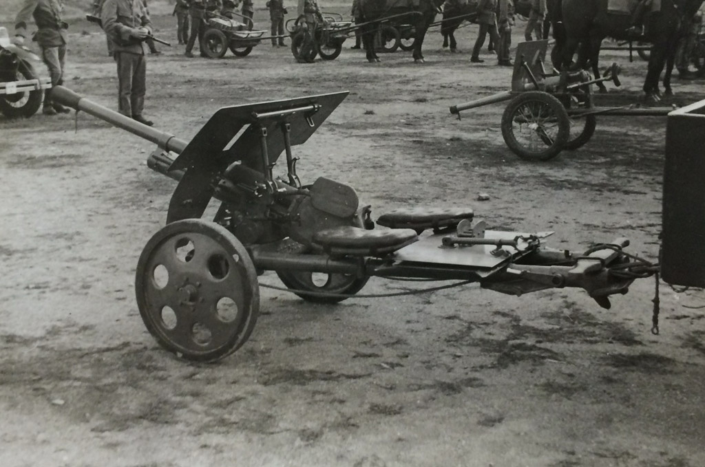 37 mm K. fm/32.-34 (на переднем плане) и 37 mm K. fm/32.