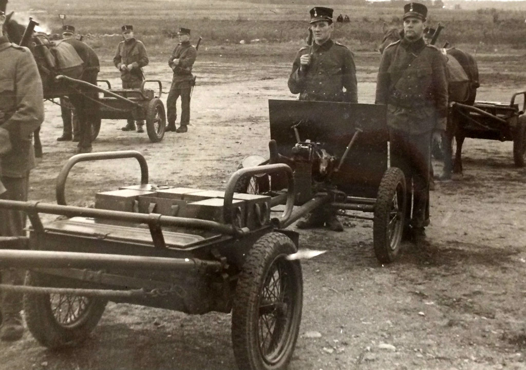 37 mm K. fm/32 была более примитивной, с одной станиной и плечевым упором.