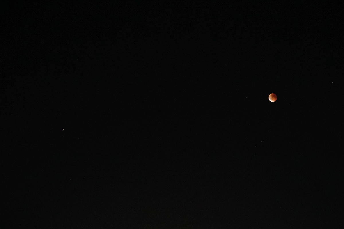 Сатурн и Луна вечером 7 сентября 2025 года, фото автора