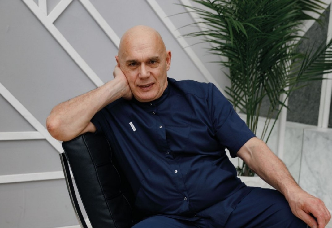 И вот здесь нам пригодится опыт профессора Бубновского, который прямо говорит: в первую очередь нужно укреплять мышцы. И для этого есть конкретное упражнение, которое работает куда эффективнее привычных прогулок.
