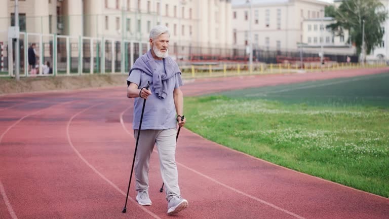 Ходьба — это хорошо, если у вас крепкие мышцы и здоровые суставы. Но если база уже просела, то ходьба не лечит, а изнашивает.
