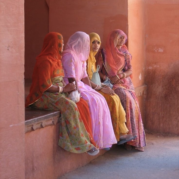 Вот так выглядит повседневность в индийских городах: яркость, простота и немного волшебства.