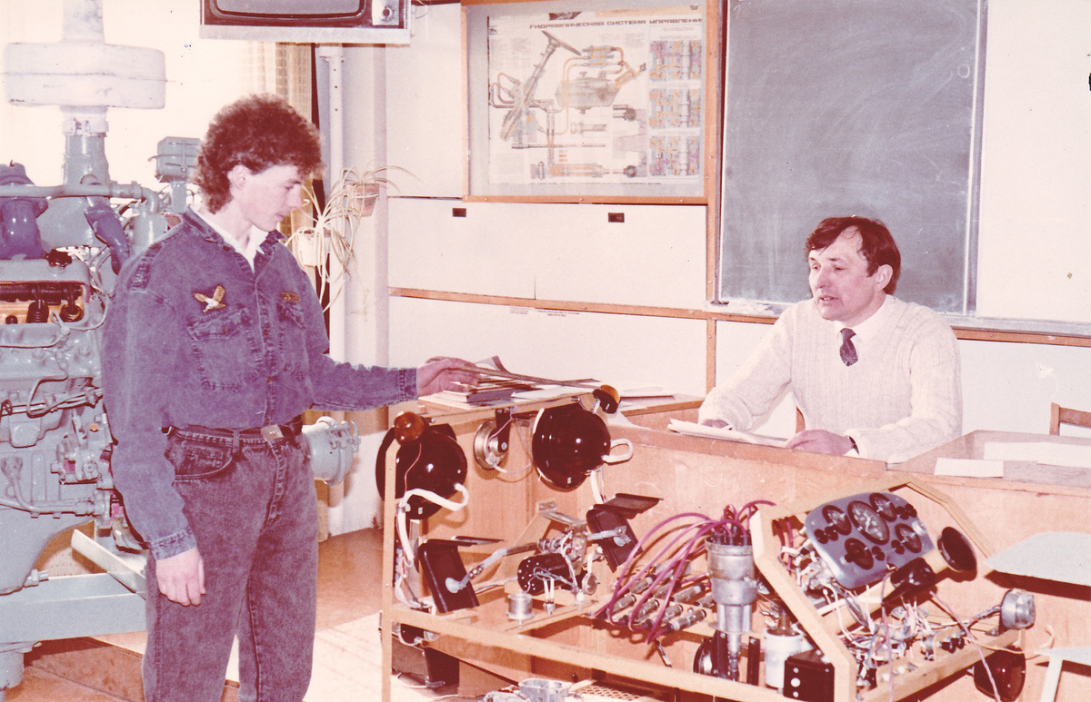 Продолжение очерка о ПТУ (3-я публикация) // На илл.: В советском ПТУ