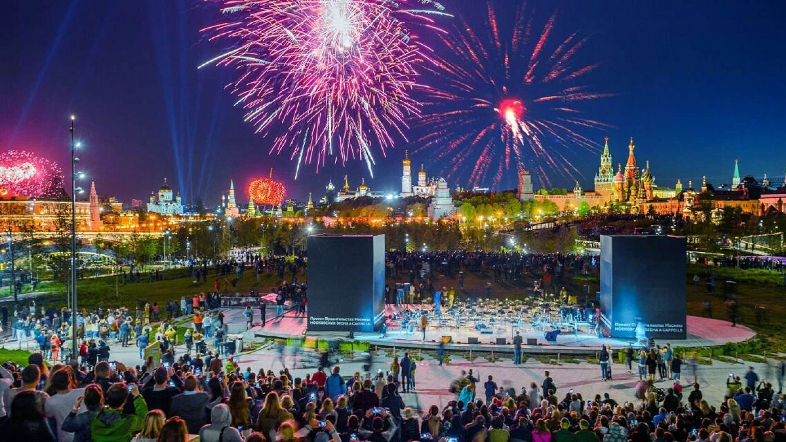 "Улочки московские Спасские, Петровские.
Я люблю вас, улочки, улочки-шкатулочки."(с) Фото: Дзен / yamoscow.ru