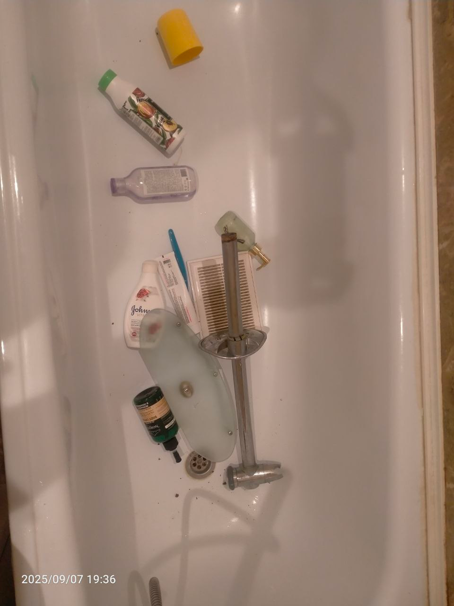 Вот рухнула моя стойка для душа. Фотография автора