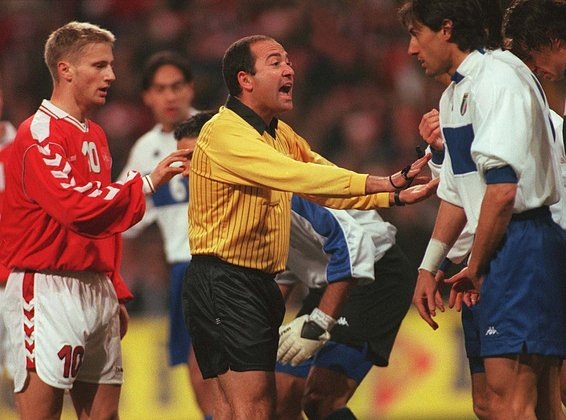    Cудья Антонио Хесус Лопес Ньето. Фото: Elisenda Roig / Bongarts / Getty Images