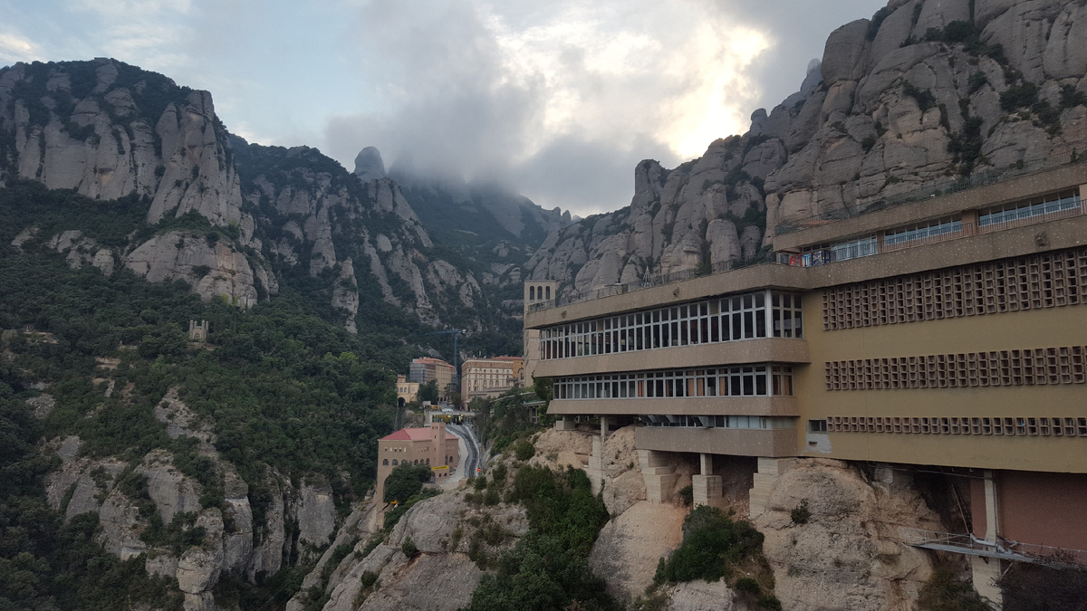 Вид на гору со стороны фуникулёра