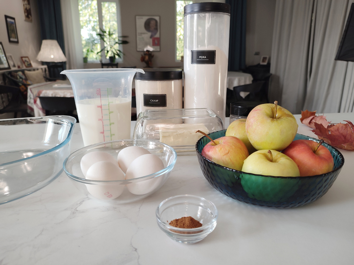 Идеально подходят кисло-сладкие яблоки 