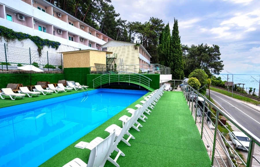 отель в Абхазии с бассейном Солнечный летний п.Багрипш