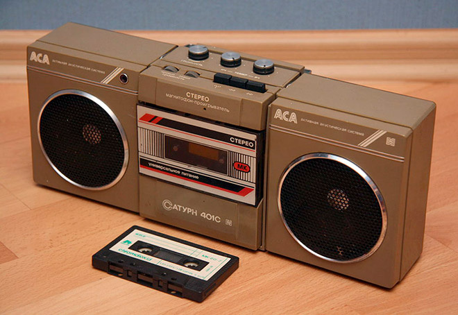 Старый кассетный магнитофон