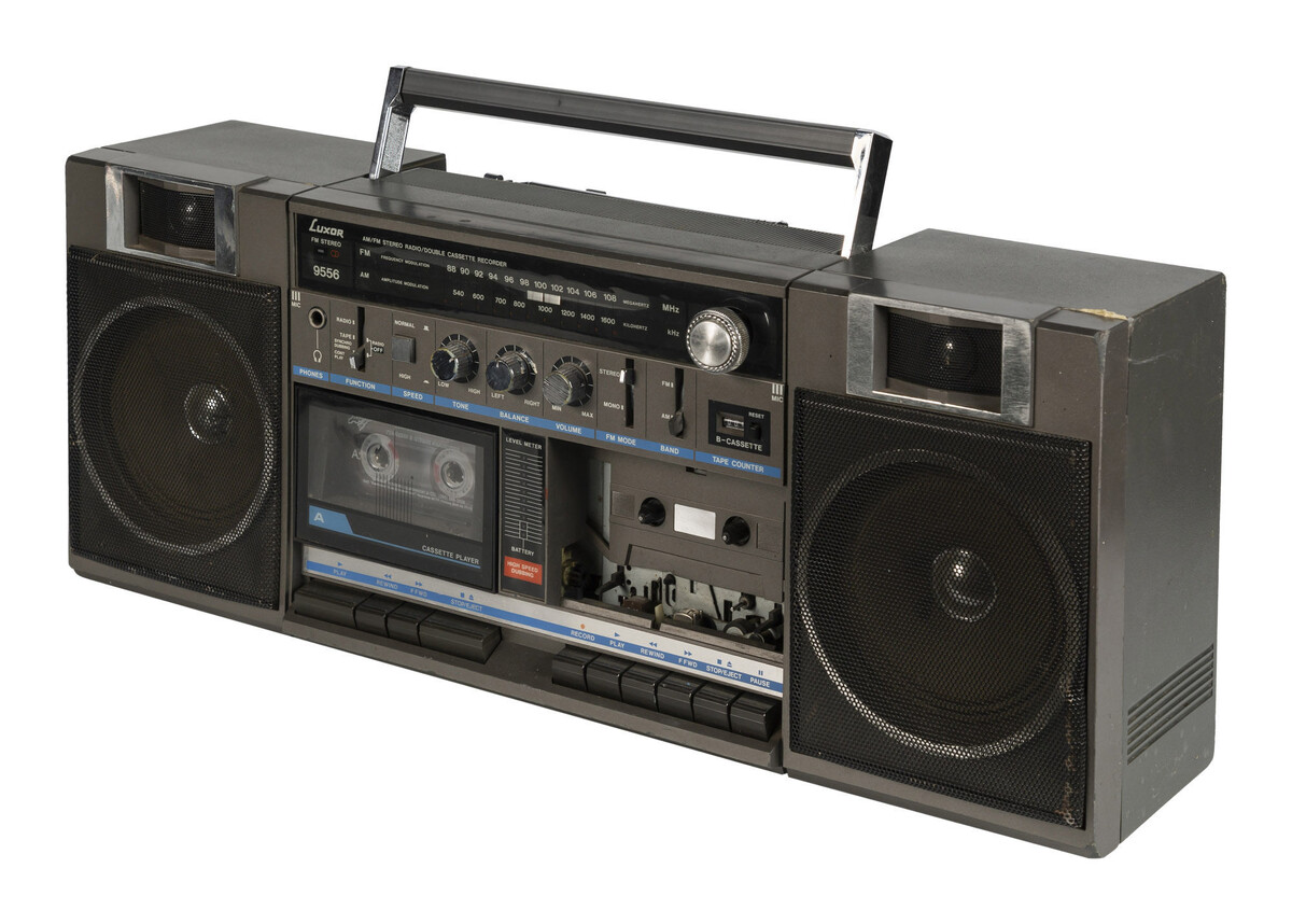 Старый кассетный магнитофон