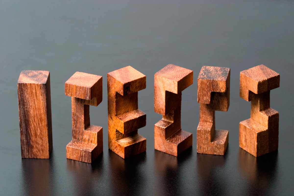 Это происходит из взаимодействия множества элементов (ученые называют это «эмерджентностью»). Сложное возникает из простого