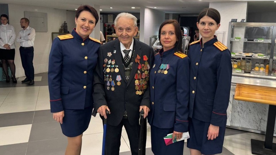 В Новосибирске сотрудники СК поздравили ветерана со 100-летием