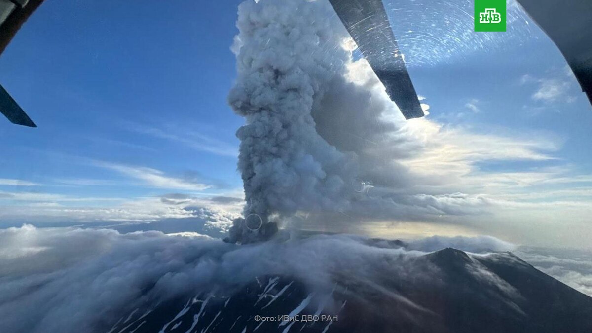    На Камчатке впервые наблюдают извержение вулкана Крашенинникова