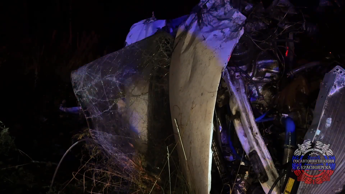     Водитель грузовика погиб в аварии с тремя машинами в Красноярском крае