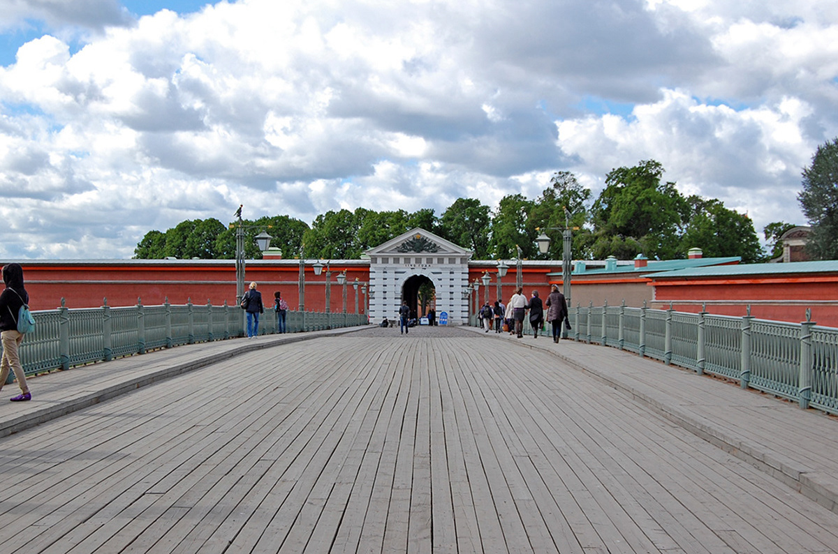 Деревянный мост по которому мы вошли в Крепость.