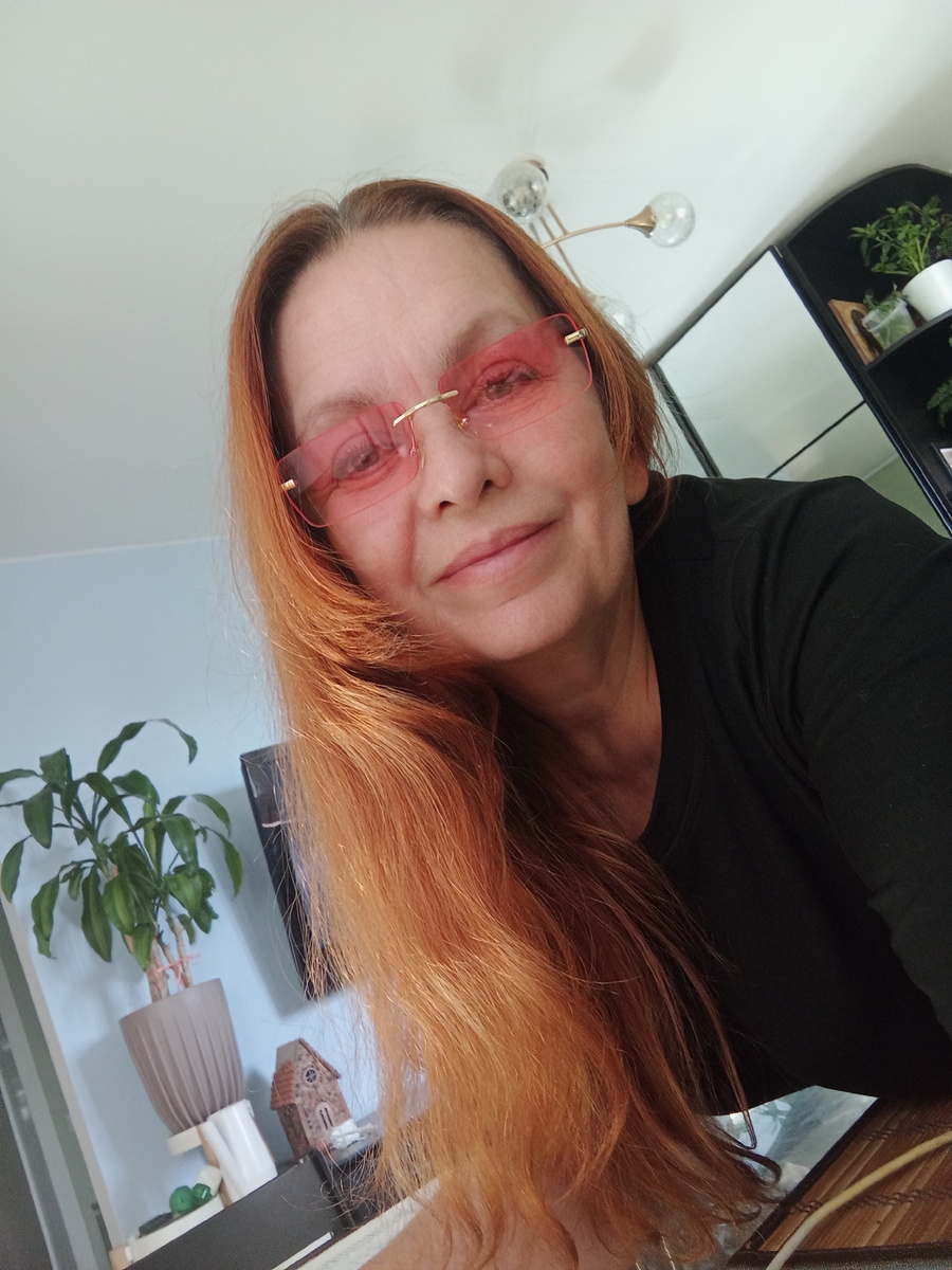 На мой взгляд, слишком золотая фурнитура. И слишком розовые стекла. Это минусы товара бюджетного сегмента. Очки купила за 700 руб. Думаю, оставить или сдать... 