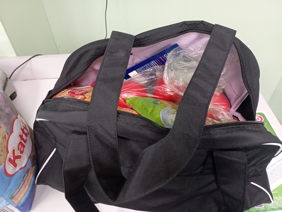 Всё помещается, а нести не тяжело. 