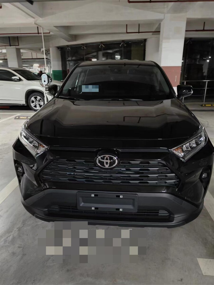 Фото 1. Передняя часть Toyota RAV4.