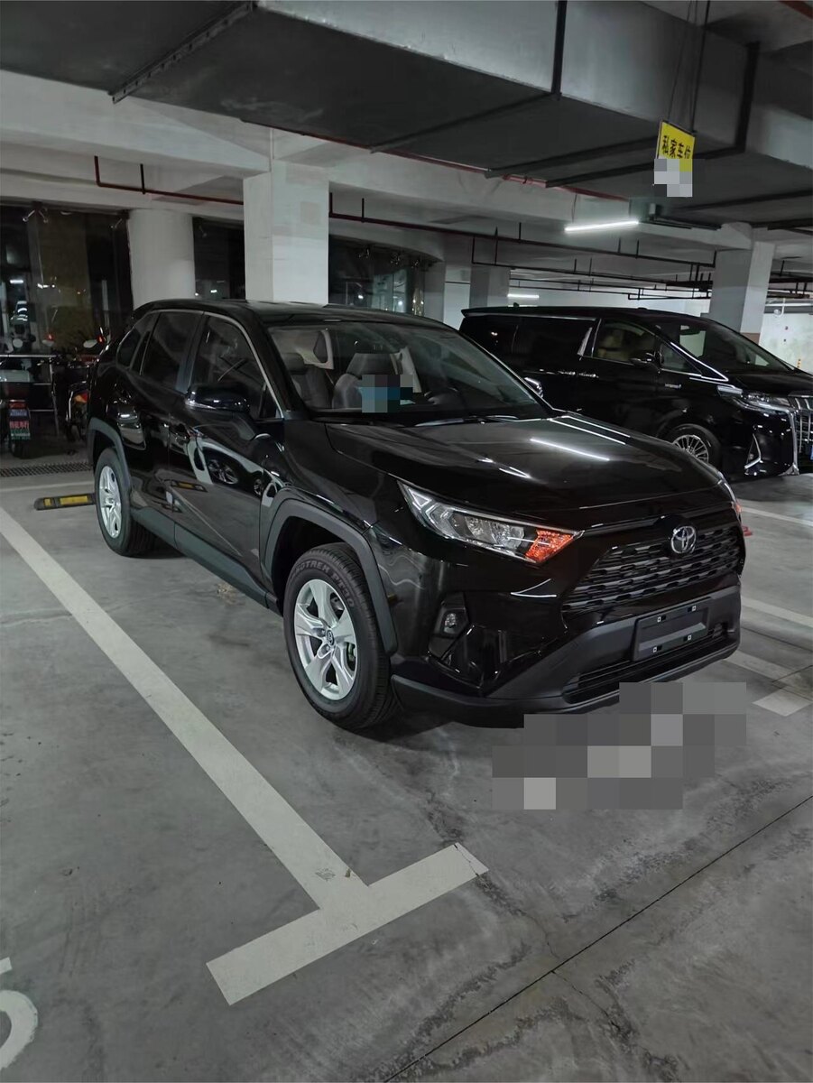 Фото 2. Вид с боку на Toyota RAV4.