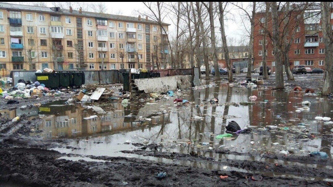 Один из Омских дворов в период весны.