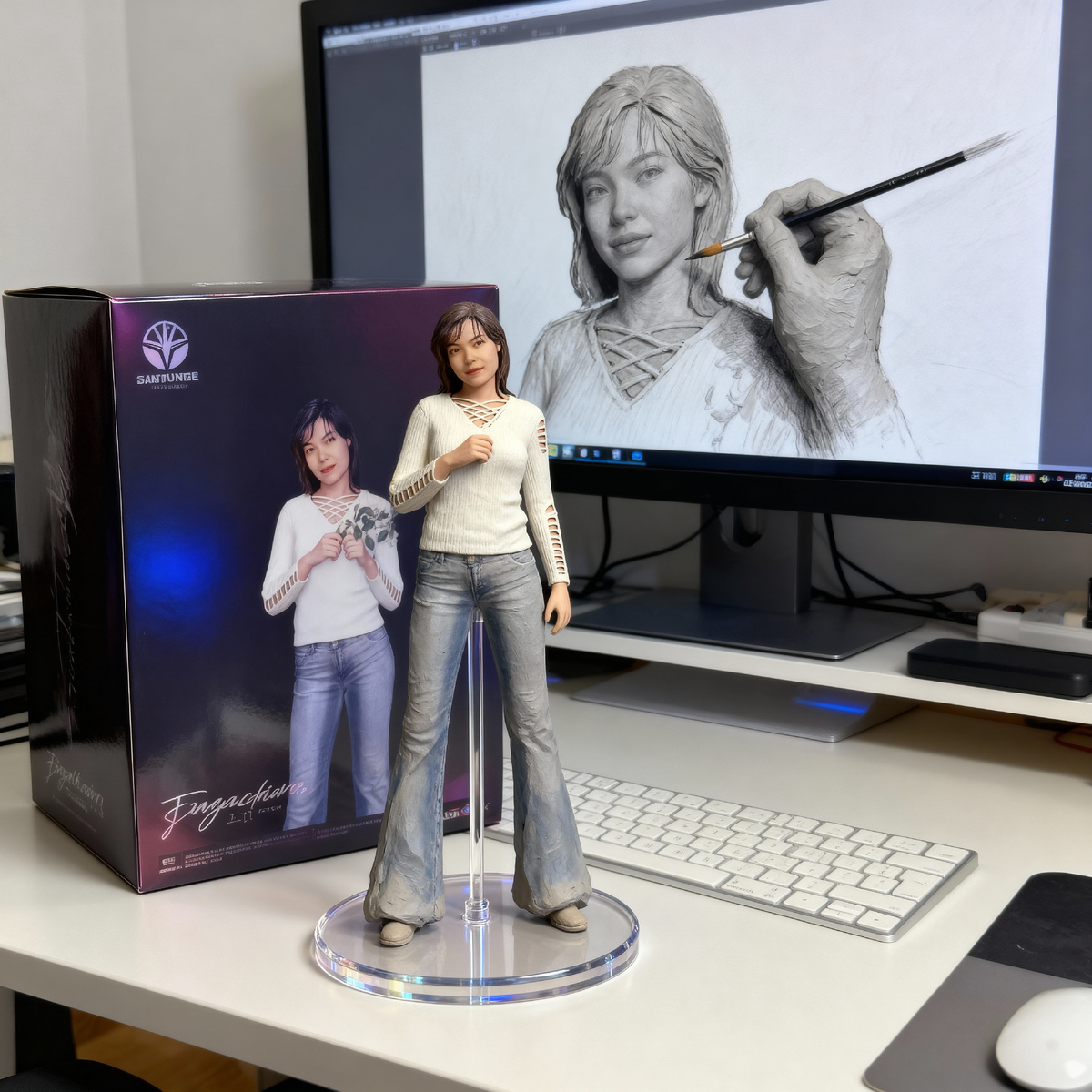 ПРОМТ: Создайте фотореалистичную фигуру персонажа в масштабе 1/7 в стиле коммерческой фотографии. Разместите готовую фигуру на прозрачной круглой акриловой основе с естественной стабилизацией позы, например, с помощью прозрачного акрилового стержня, прикрепленного к основе, или ног фигуры, надежно прикрепленных к основанию. К фигурке прилагается оригинальная коллекционная коробка со стильной упаковкой с глянцевым или матовым покрытием, фирменным знаком и изображением самой фигурки на лицевой стороне коробки. Выведите на экран компьютера рисунок персонажа из серой глины, выполненный кистью, сосредоточившись только на самой цифровой модели, как она выглядит на этапе лепки. Поместите его на чистый компьютерный стол в комнате, освещенной мягким реалистичным светом, который усиливает текстуру рисунка, придает акриловому основанию тонкие блики и создает привлекательный световой эффект для упаковочной коробки.