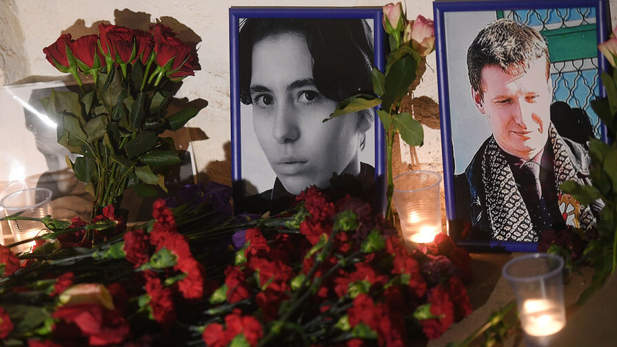    Цветы и портреты на месте проведения памятной акции, посвященной убитым девять лет назад в центре Москвы адвокату Станиславу Маркелову и журналистке Анастасии Бабуровой, 19 января 2018 года / Евгений Биятов/РИА «Новости»