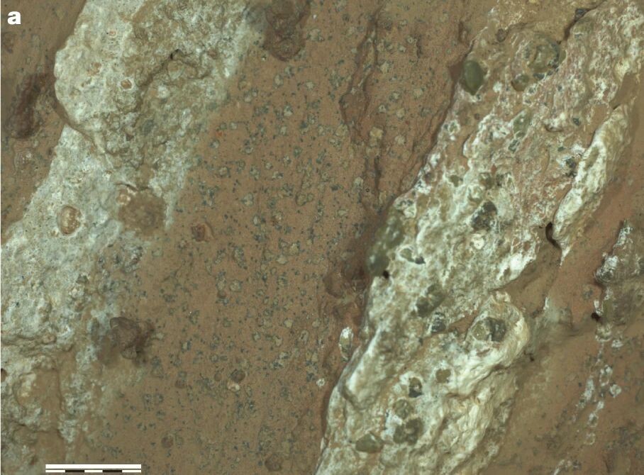 Фотография фрагмента образца «Сапфирный каньон», где состав минералов и их распределение может указывать на следы жизнедеятельности микрооргнизмов. Фото: NASA/JPL-Caltech/ASU/MSSS, nature.com