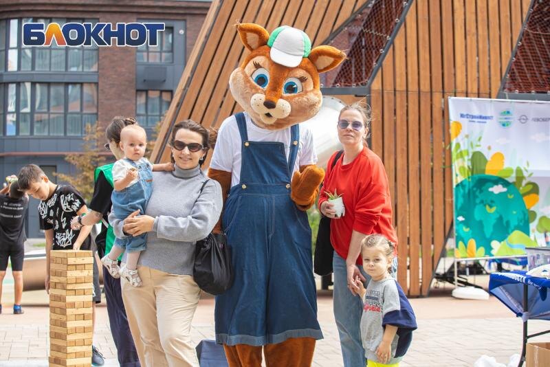 Организаторы выражают благодарность всем, кто пришел на праздник, за их вклад, поддержку, сознательность и любовь к экологии.   
 
 Фото: Александр Прохорцев 
 
 Григорий МелиховСбор отходов 
 
 На фестивале работал пункт раздельного сбора отходов. Жители города приносили пластик (маркировка 1, 2, 5), макулатуру, стекло, алюминий и плотные пластиковые пакеты. Все собранное отправится на переработку и станет новыми полезными вещами. Организаторы напомнили, что отходы должны быть чистыми. Всем помогала белочка ТКО-шечка.📷
📷
Также был организован пункт приема «редкостей» — батареек, небольших аккумуляторов и блистеров от таблеток. Эти сложные отходы также отправились на утилизацию.📷
📷
Благотворительная акция 
 Особой трогательностью отличалась акция «Добрые крышечки». Крышки от пластиковых бутылок, сданные участниками, будут направлены на благотворительную помощь детям-инвалидам.📷
Развлечения для всех
  
 Для гостей «Экодвора» организаторы подготовили множество интересных активностей: увлекательный квест-гид по экопривычкам, где участники учились жить экологично; познавательная эковикторина по важным темам с полезными призами; творческие мастер-классы для всей семьи; создание картин из крышечек — воплощение искусства и экологичных идей; веселые игры и конкурсы.📷
📷
📷
Самые активные гости получили подарки от партнеров фестиваля.📷
📷
