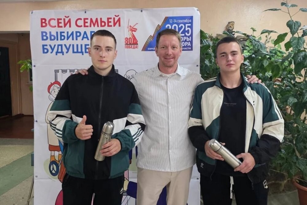    Все, кто голосуют впервые, получают брендированные термосы в подарок. Фото: Избирательная комиссия Еврейской автономной области