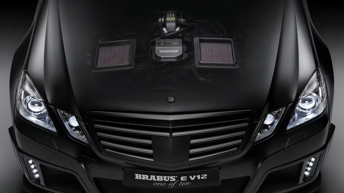 Один из 10 капотов Brabus E V12