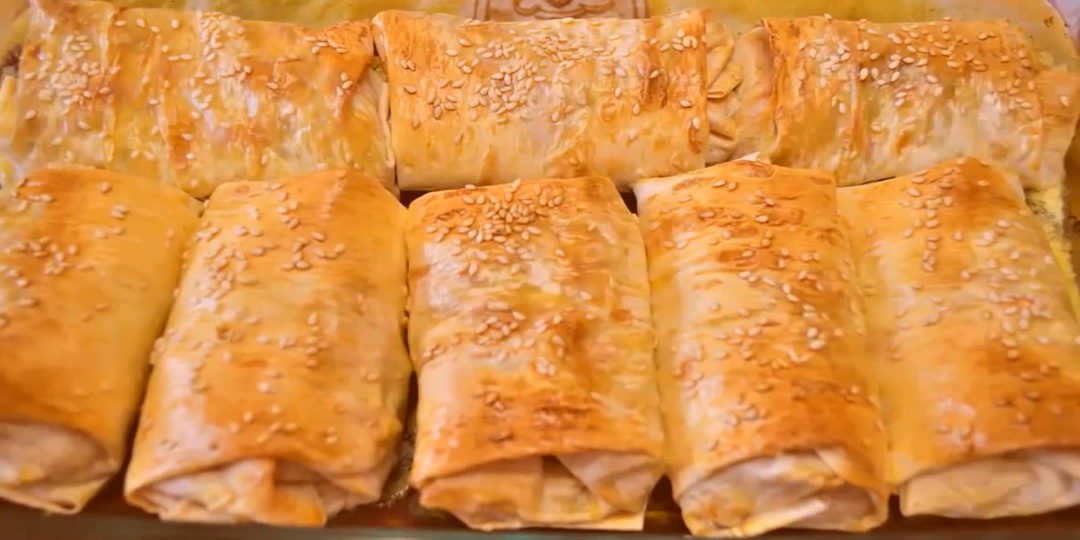 Опять выручает лаваш, удобнее ничего не придумаешь. И ведь вкусно же. А начинка сегодня самая любимая.