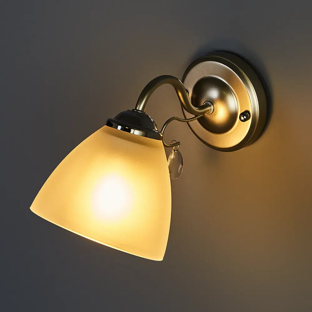 Бра свисает со стены. Взято из интернета