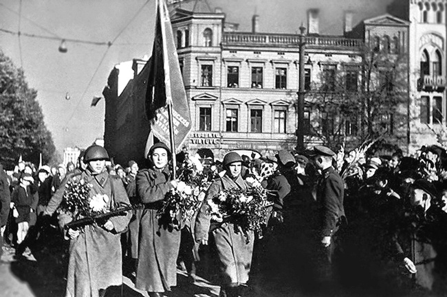 Советские бойцы на улицах освобождённой Риги. 16 октября 1944 года. 