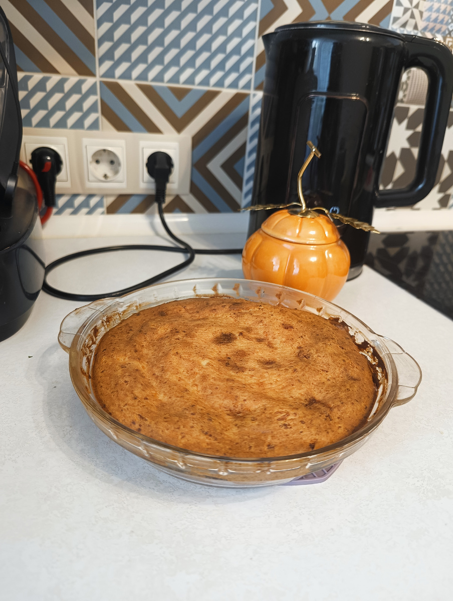 Такая творожная запеканка получается. Больше похожа на пирог, да?) 