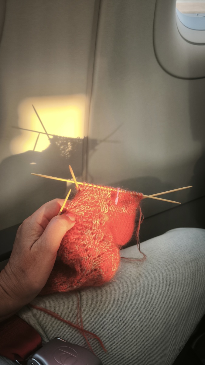 Вязание и путешествие неразделимы, как предмет с тенью 👻