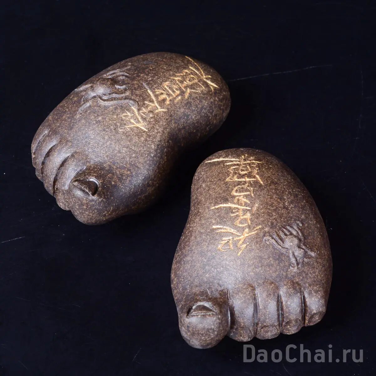 Пример изделия из исинской глины с изображением стоп Будды