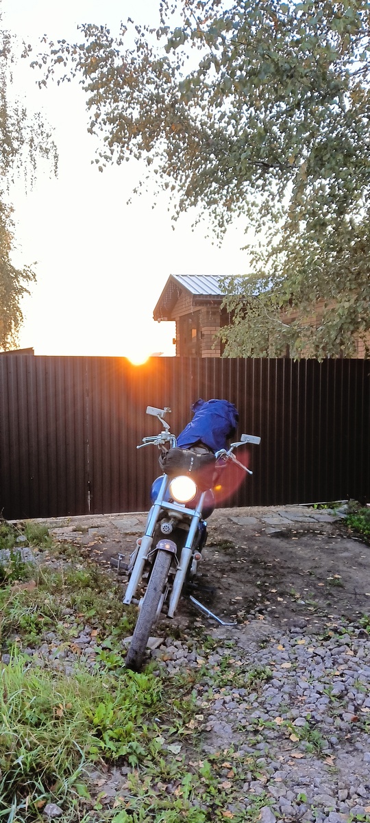 Солнце встаёт. Мотоцикл готов к дороге.