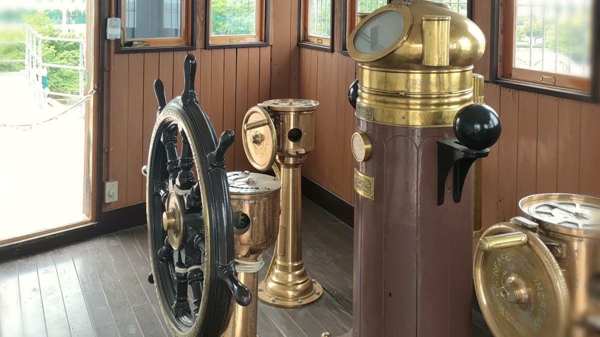 Фото автора. Капитанский мостик. Рулевое колесо, компасы и навигационные приборы — здесь рождались команды, определявшие ход битвы.