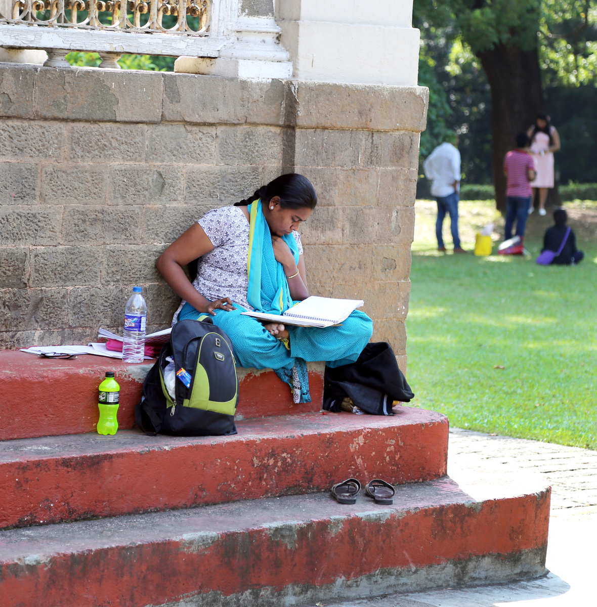 Здесь можно увидеть индийских студентов, которые готовятся к учебным зщанятиям.