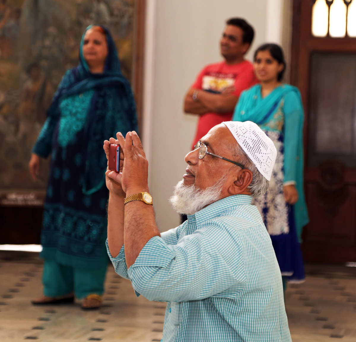 Дедушка увлечен фотографированием.