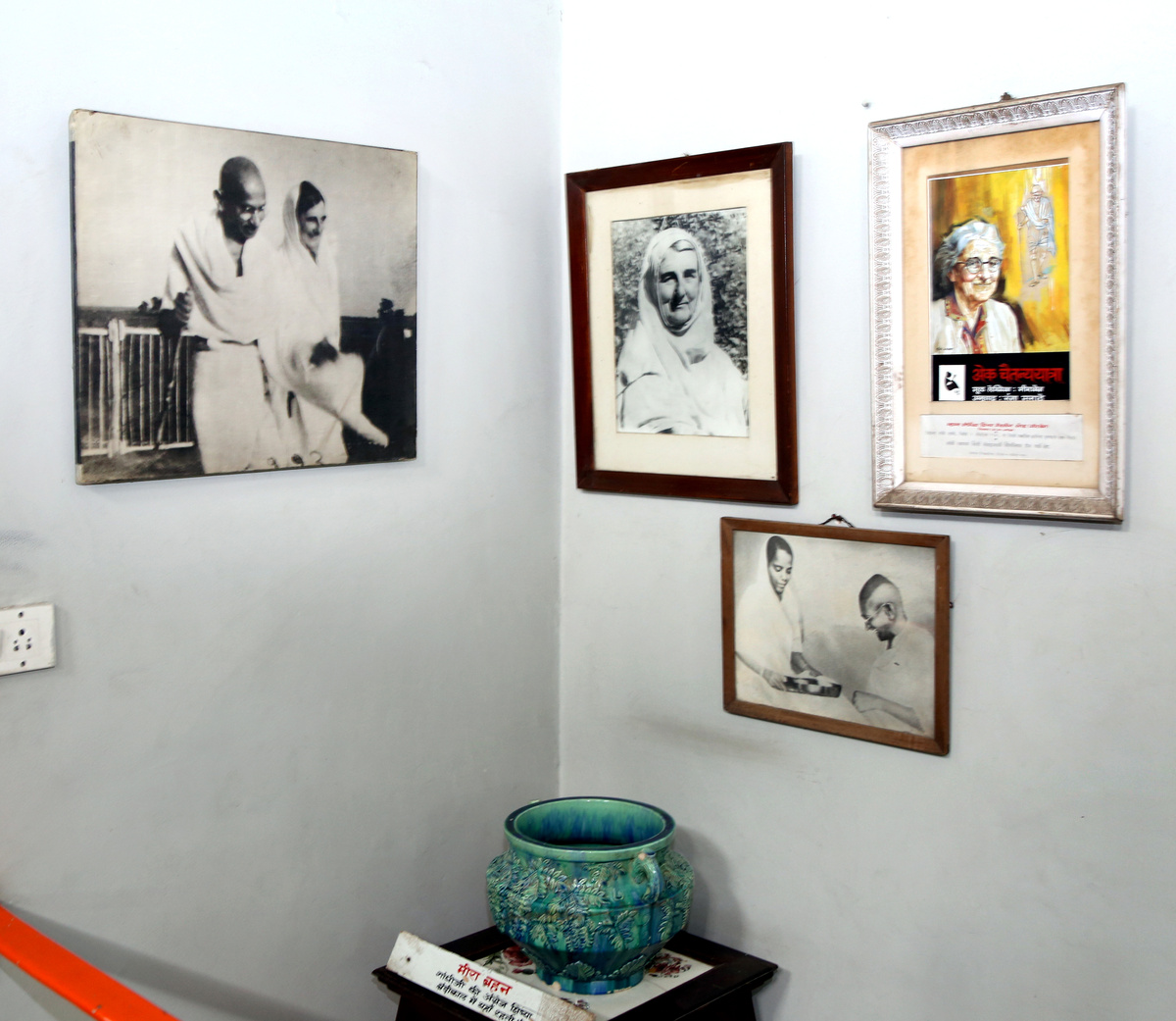 Стенды,посвящённые Махатма Ганди и его жене Кастурбе