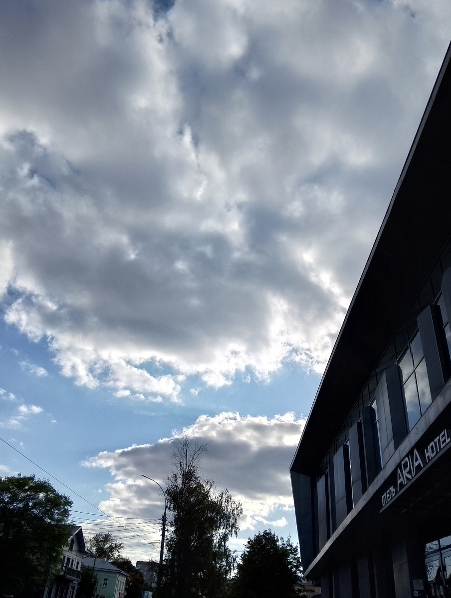 Облака гуляют по небу второй день и ветер дует холодный, хотя по градусам +19°С днём. Фото автора 