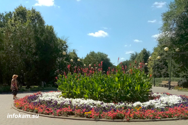    В городском парке имени Комсомольцев-добровольцев