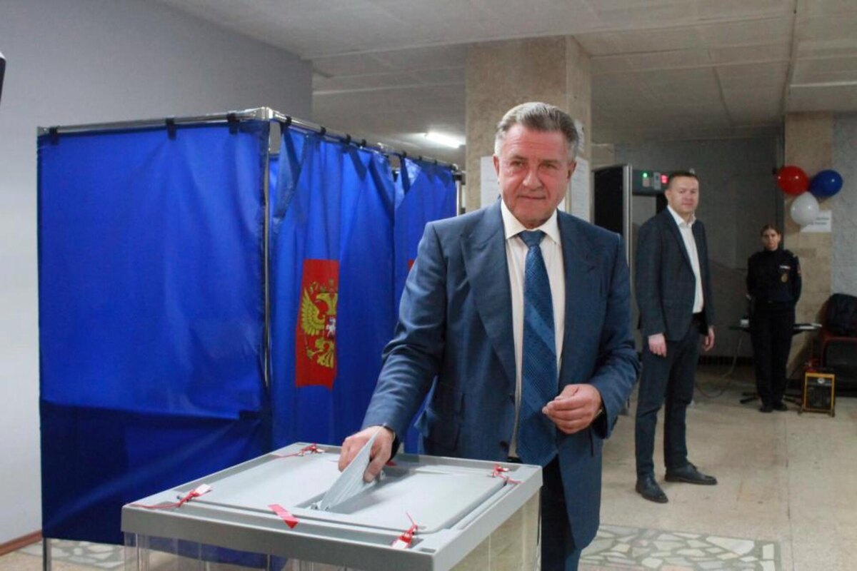 Андрей Шимкив уже не первый год голосует на 1331-м участке в Бердске.  Фото: пресс-служба Законодательного собрания Новосибирской области