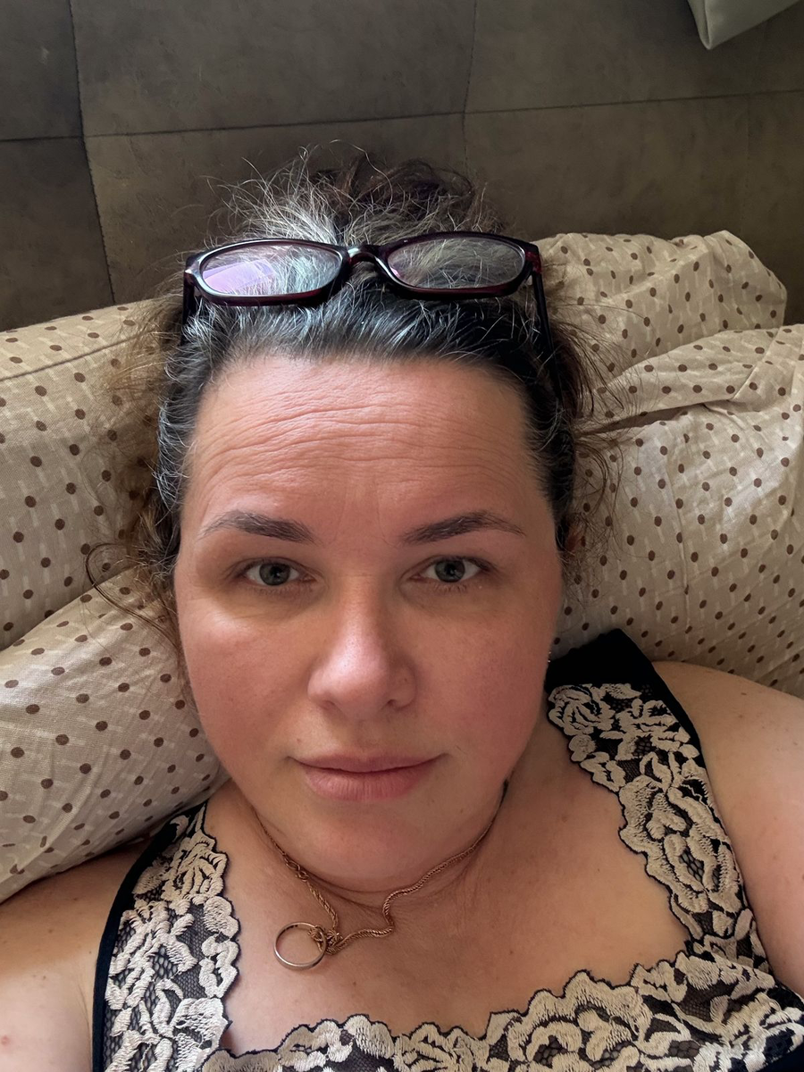 На шее кольцо "И это тоже пройдет", седина уже опять... эх.