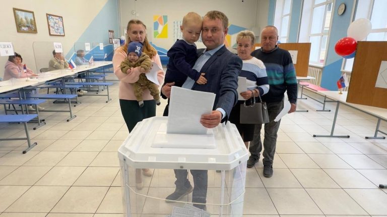    Выборы-2025: оренбуржцы приходят на участки целыми семьями Оренбуржье