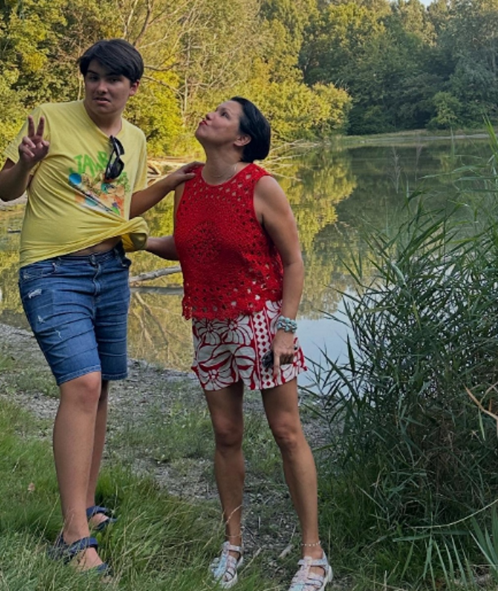 Анна Нетребко в хлопковым мини-шортах и вязаном топе стиля бохо предстала с сыном Тьяго. Фото: соцсети